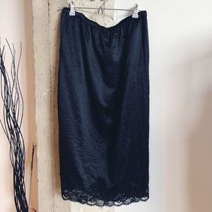 Gorgeous Hinge Black Slip Skirt w/Lace hem
